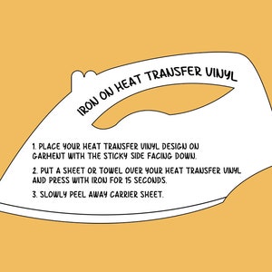 以下が含まれることがあります： アイロンの上に「IRON ON HEAT TRANSFER VINYL」というテキストが書かれた白黒のイラスト。イラストには、衣類にヒート転写ビニールを貼り付けるための手順が示されています。1. ヒート転写ビニールのデザインを、粘着面を下にして衣類に置きます。2. ヒート転写ビニールの上にシートまたはタオルを置き、アイロンで15秒間押さえます。3. キャリアシートをゆっくりと剥がします。