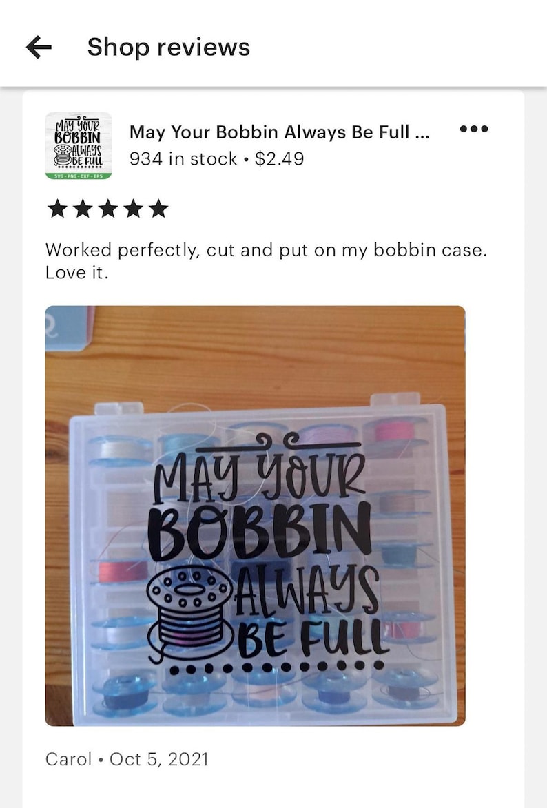 以下が含まれることがあります： 「May Your Bobbin Always Be Full」と書かれた黒いビニールステッカーが付いた白いプラスチック製のボビン収納ケースです。