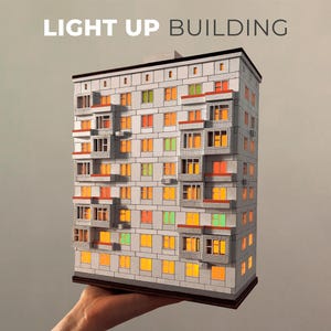 Edificio per appartamenti Brezhnevka 1.8 - Blocco a torre illuminato per la decorazione domestica | Modello architettonico e lampada ombra, accessori accoglienti per scaffali +