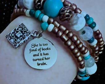Louisa May Alcott Wickelarmband: Wickelarmband mit geätztem Anhänger - Sie liebt Bücher