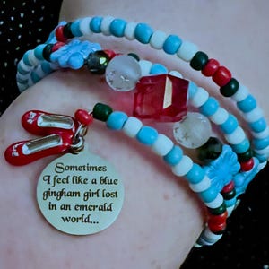 Trollkarlen från Oz-inspirerat pärlarmband: Rubinröd tofflorberlock