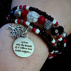 Puede incluir: Una pulsera de cuentas de varias hebras con cuentas de vidrio negras, blancas y rojas, cuentas acanaladas plateadas y una cuenta floral blanca. Incluye un dije de árbol plateado y un colgante redondo de metal grabado con A love only the branch of a willow tree could conjure...