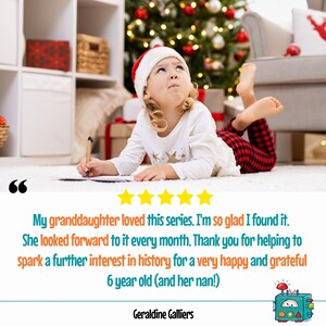 Pu&ograve; includere: Una bambina con un cappello di Babbo Natale rosso e bianco e un pigiama a quadri rosso e nero &egrave; seduta sul pavimento davanti a un albero di Natale. Sta scrivendo su un foglio di carta con una matita. Il testo dell'immagine dice: "Mia nipote ha adorato questa serie. Sono cos&igrave; contenta di averla trovata. Lei la aspettava con ansia ogni mese. Grazie per aver contribuito a suscitare un interesse pi&ugrave; profondo nella storia per una bambina di 6 anni molto felice e grata (e la sua nonna!). Geraldine Galliers"