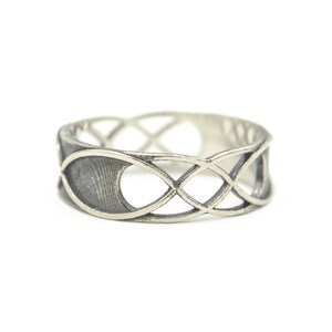Op de afbeelding: Een zilveren ring met een Keltisch knoopontwerp. De ring is gemaakt van een dikke band met een getextureerd oppervlak.