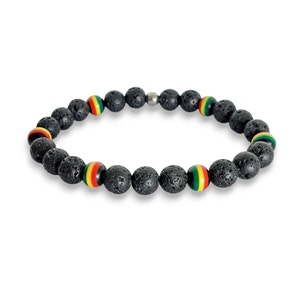 Puede incluir: Pulsera de cuentas de roca volcánica negra con cuentas de acento verde, amarillo y rojo.
