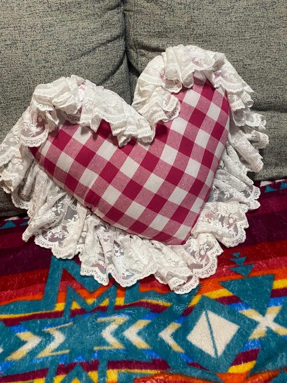 レースのフリルが付いたピンクのチェック柄ハート型クッション - Etsy 日本