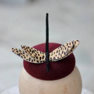Bourgondische fascinator, libellen fascinator, gelegenheid hoofdband, bruiloft gast hoofddeksel, luipaard print hoed, lederen fascinator, bunker hoed