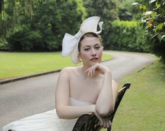 Big Bow Wedding Fascinator, Bridal Headpiece, Ivory Lace Hair Bow, Wedding Hair Bow, Bridal Headband, Hair Accessory, Avant Garde Headpiece