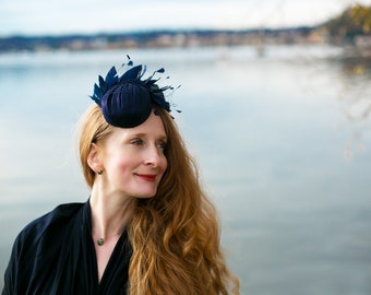 Blauer Perchtenhut mit Federn, Seiden Fascinator, Hochzeit Kopfschmuck, FederHutinator, Brautjungfern Fascinator, Blaue Abaka Seide Haarschmuck