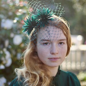 Cerchietto con pompom, fascinator con piume, cerchietto verde