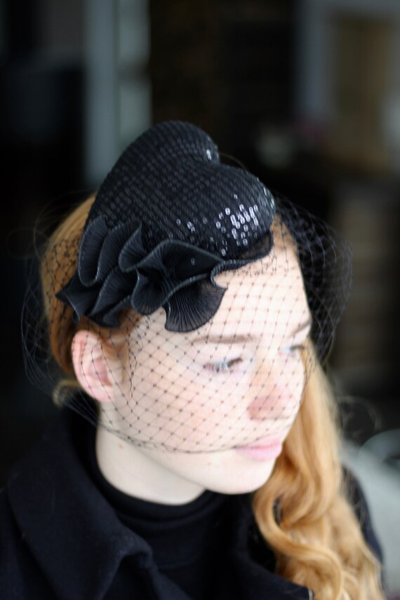 Burlesque Black Fascinator Hat, Glamour Glitter Heart  display picture 1