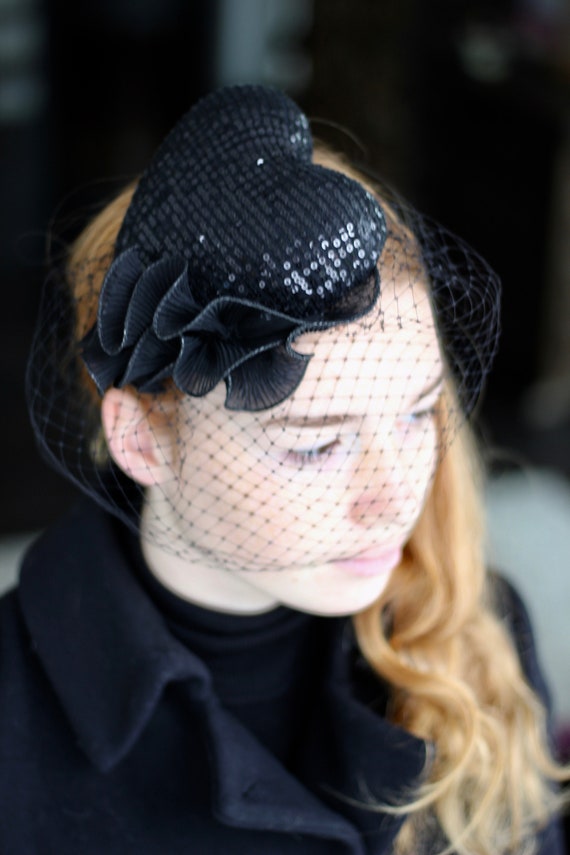 Burlesque Black Fascinator Hat, Glamour Glitter Heart  display picture 1
