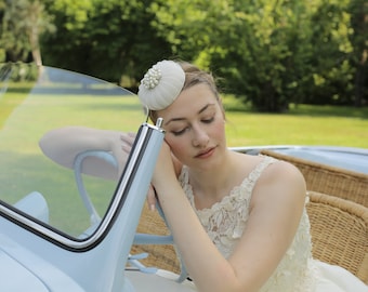 White Pillbox Hat, Felt Wedding Hat, Pearl Wedding Fascinator, Bridal Perch Hat, Bridal Headpiece, Bridal Fascinator Hat, Wedding Headpiece