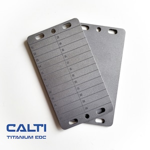 Puede incluir: Dos placas EDC de titanio gris con líneas horizontales numeradas. Las placas tienen esquinas redondeadas y agujeros para la fijación. El texto "CALTI TITANIUM EDC" es visible en la esquina inferior izquierda. Los números 01-24 están impresos.