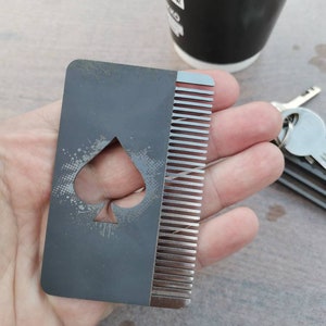Pente de barba de tamanho de cartão de titânio da Calti, ferramenta edc, ferramenta tática, edc, transporte diário, edc de titânio, edc tático, pente de barba, pente