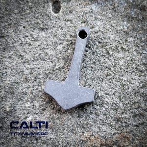 Colar ou chaveiro em titânio com o martelo de Thor (Mjolnir), acessório personalizado hipoalergênico.
