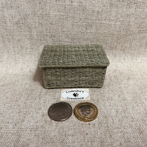 Basket with compartments