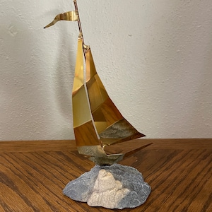 Velero de latón vintage, velero de arte con antorcha firmado, decoración de latón, decoración de casa de playa, decoración de barco
