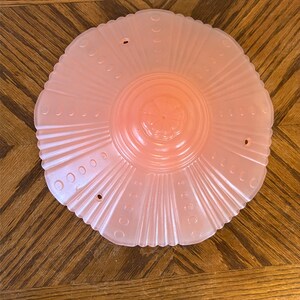 Peut inclure: Un luminaire de plafond en verre rose avec un bord festonn&eacute; et un motif floral au centre.