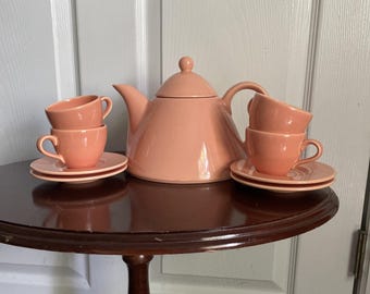 Juego de tetera Pagnossin Italy con 4 tazas y platillos, color rosa salmón vintage.
