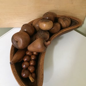 Bol à fruits en forme de croissant vintage en bois avec 14 faux fruits