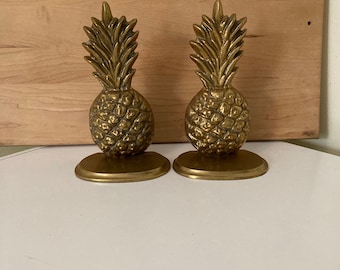 Bokstöd i ananas i vintagemässing: Stranddekor, mässingsbibliotek