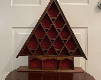 Estantería de pared vintage de madera con diseño de marco en A para adornos y baratijas.