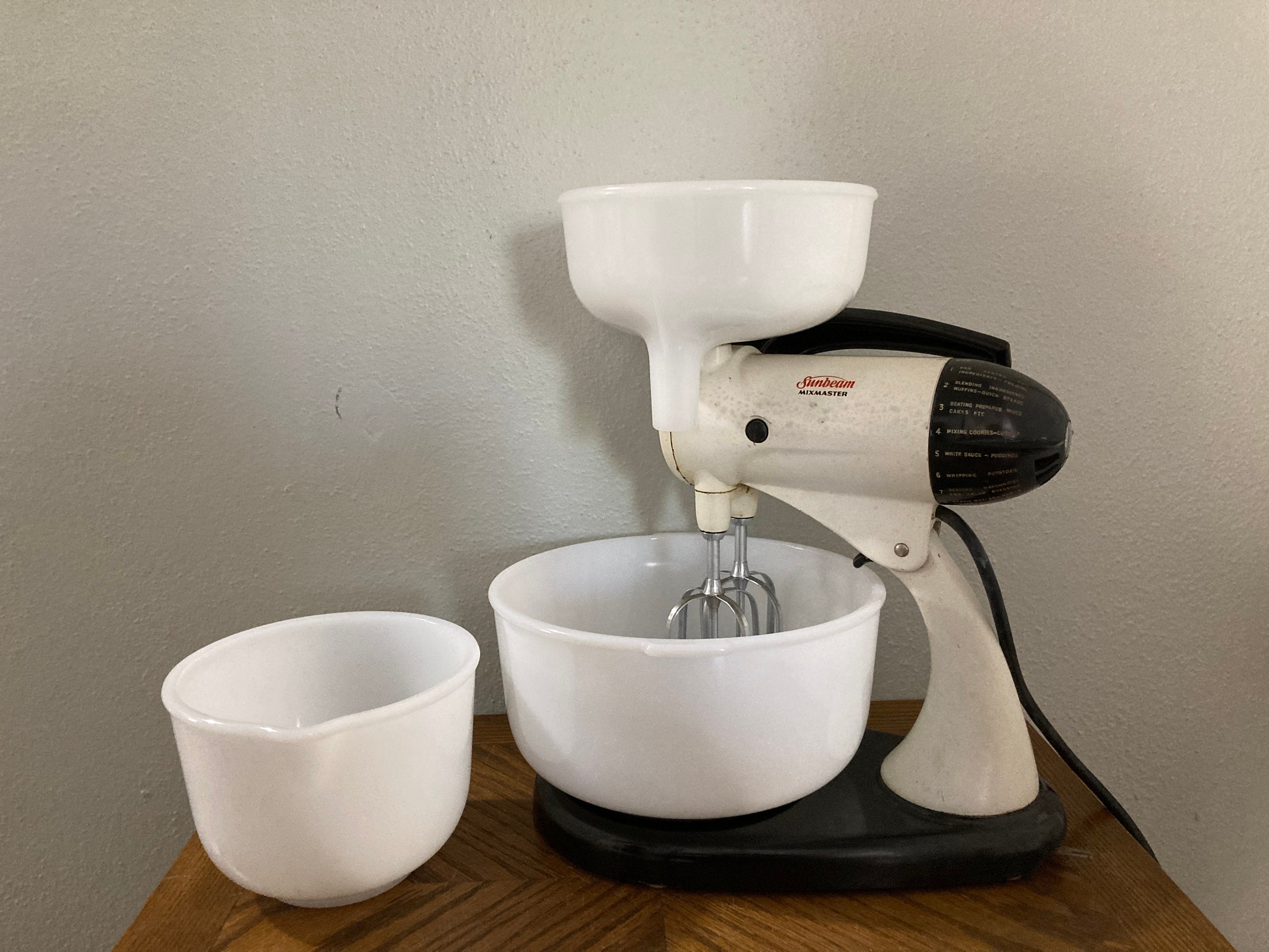 Sunbeam Mixer With Attachments for Sale in Orlando, FL - OfferUp