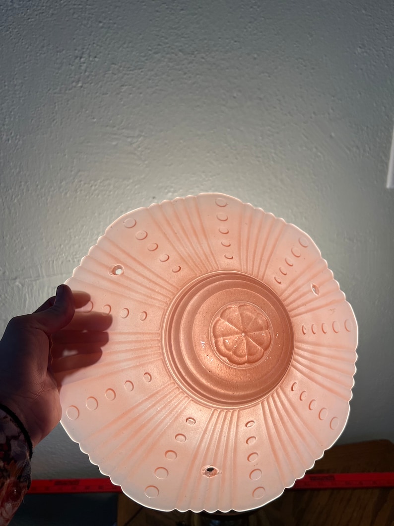 Peut inclure: Un luminaire de plafond en verre rose avec un bord festonn&eacute; et un motif floral au centre.