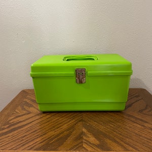 Boîte à couture vintage en plastique vert citron avec étagère