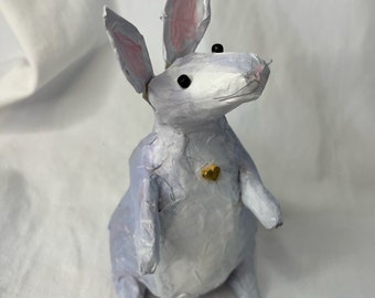 Lapin en papier mâché fait à la main