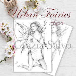 Può includere: Due illustrazioni in bianco e nero di fate con le ali. La fata a sinistra è inginocchiata con la mano sul vestito. La fata a destra è in piedi con la mano sul fianco. Il testo "Urban Fairies" è in alto nell'immagine. Il testo "Ayra" è in alto a destra nell'immagine. Il testo "Grazia Salvo" è in basso nell'immagine.