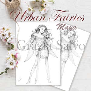 Può includere: Un disegno a matita in bianco e nero di due fate, una delle quali tiene una matita. Il disegno è intitolato "Urban Fairies Maya" e firmato "Grazia Salvo".