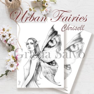 Può includere: Un disegno in bianco e nero di una fata con le ali. La fata ha i capelli lunghi e indossa un vestito. Il disegno è intitolato "Urban Fairies" e "Chrissell" e "Grazia Salvo".