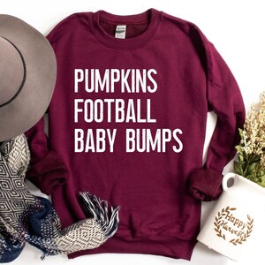 Herbst Schwangerschaft Sweatshirt, Kürbisse Fußball Baby Beulen Sweatshirt, Thanksgiving Schwangerschaftansage, Schwangerschafts-Pullover, Herbst Schwangerschaft