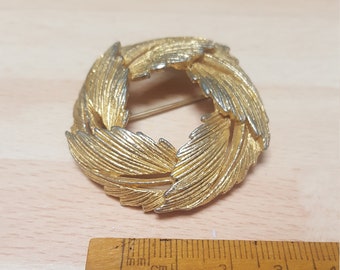 vintage goldtone wreath floral brooch badge kitsch antique piece 1960s minimalist german piece