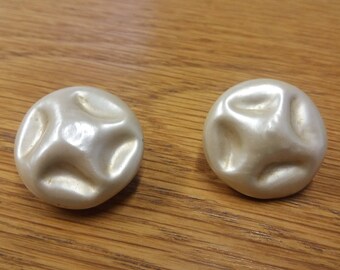 Vintage Crumpled Effect White Clip On Earrings - Plastic 50s - Kitsch Chic Boho