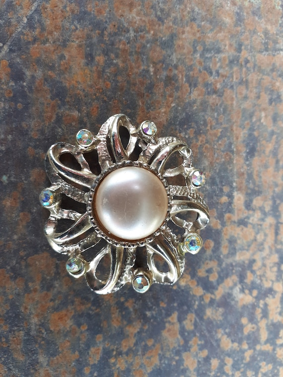 Vintage Silvertone Glass Pearl Effect Whirl Brooc… - image 1