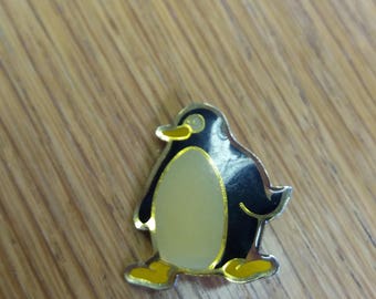 Vintage Penguin Pin Badge - Disney? Kitsch Chic Boho Bird Badge