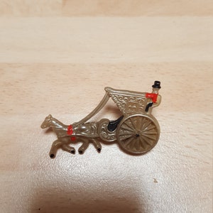 British Plastic London Souvenir Royal Brooch - Kitsch Chic Boho Piece - Vintage British 50s