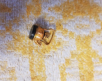 zabytkowy mini plastikowy mosiężny domek dla lalek czajnik zawieszka element retro z lat 50-tych i 60-tych