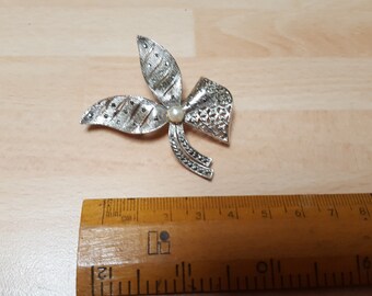 Belle Broche Ancienne Années 1950 En Celluloïd - Motif Plante/kiwi, Métal Laiton, Bon état