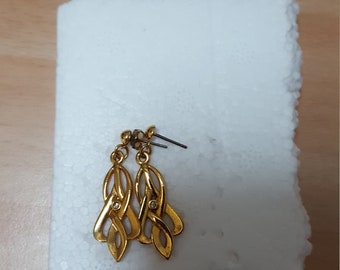 vintage goldtone minimalist gold wreath knot style earrings - kitsch design boho retro victorian inspired 60s