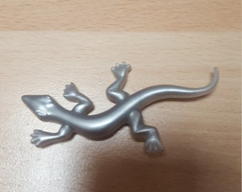 Vintage Plastic Minimalist Lizard Brooch Badge - Reptile Planet Earth - Kitsch Boho