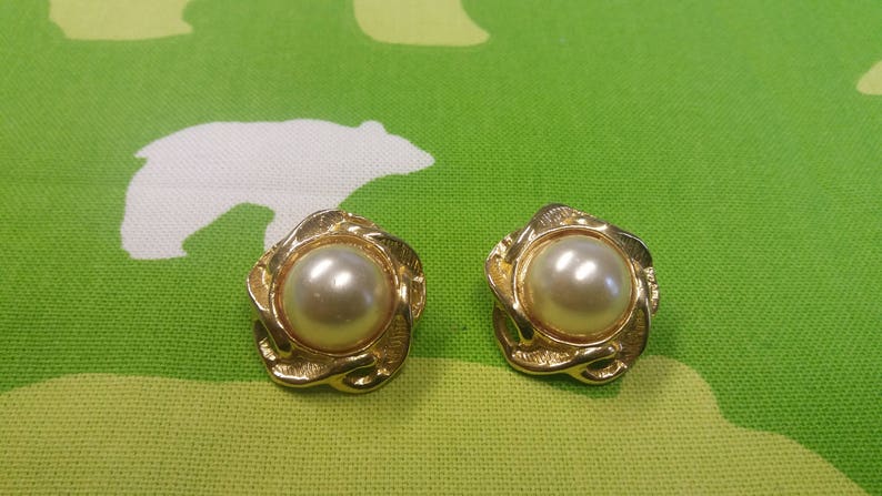Stunning Piece Vintage Dinner Party Faux Pearl Kitsch Chic Boho Earrings