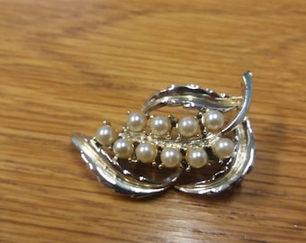 Faux Pearl Silvertone Winter Leaf Brooch - Kitsch Chic Boho Piece - Christmas
