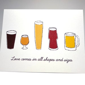 El amor viene en todas las formas y tamaños - Tarjeta de felicitación individual con temática de cerveza