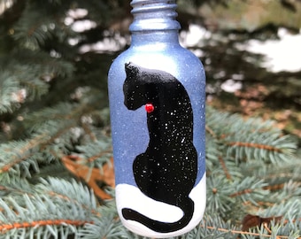 Katzenornament, handbemaltes Glasornament, Katze mit Glocke im Schnee