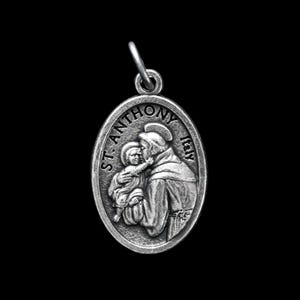 Può includere: Pendente ovale in argento con una raffigurazione di Sant'Antonio da Padova che tiene in braccio il bambino Gesù. Il pendente ha il testo "ST. ANTHONY ITALY" attorno al bordo.