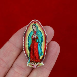 2 colgantes acrílicos de Nuestra Señora de Guadalupe - Imagen a todo color de doble cara, 40 mm de largo - 2 piezas